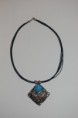 Colgante metálico rombo azul